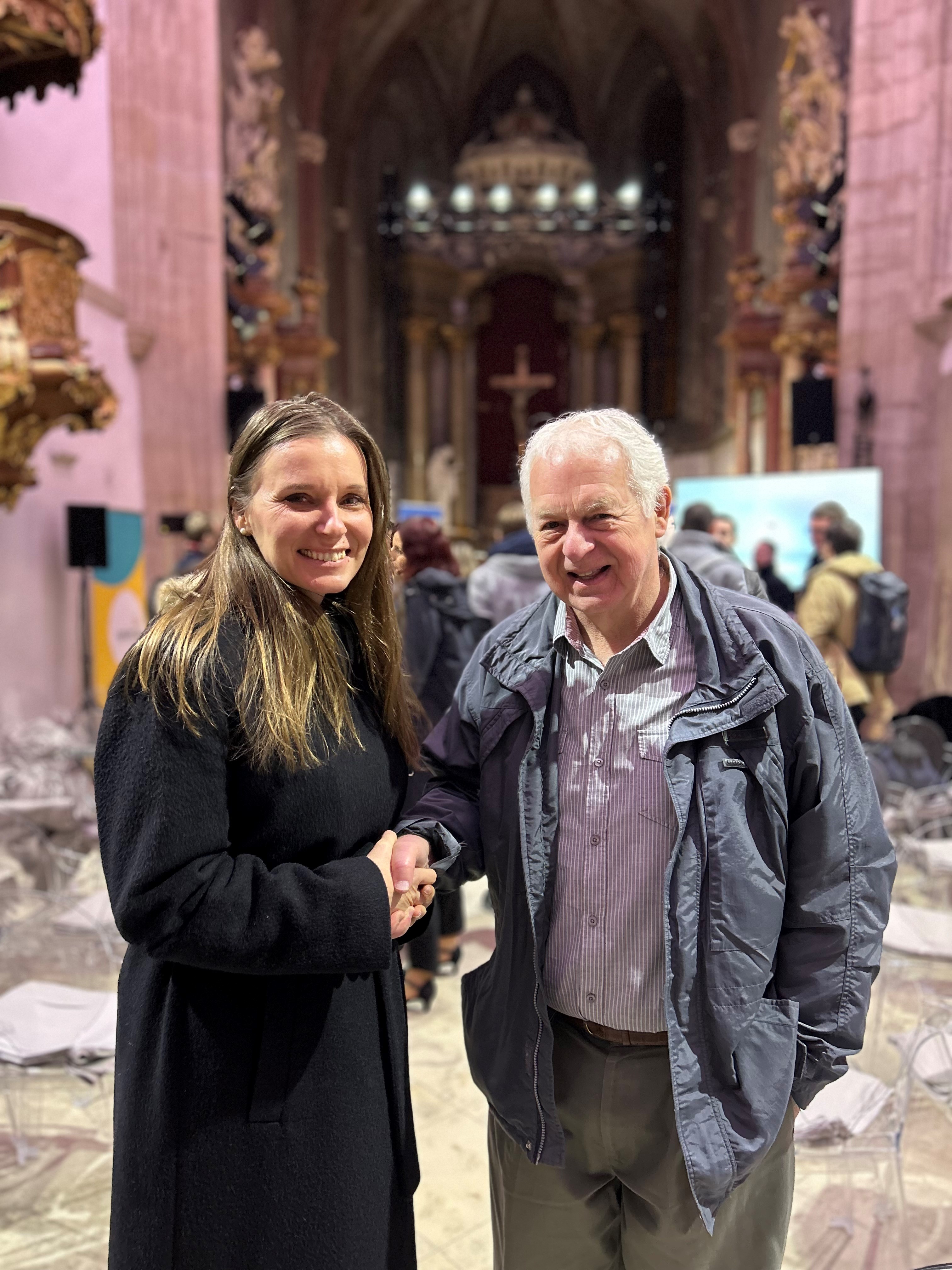Na fotografii: Lucia Marková, správkyňa Nadácie ESET a Allan Bussard, riaditeľ a správca Nadácie Integra
